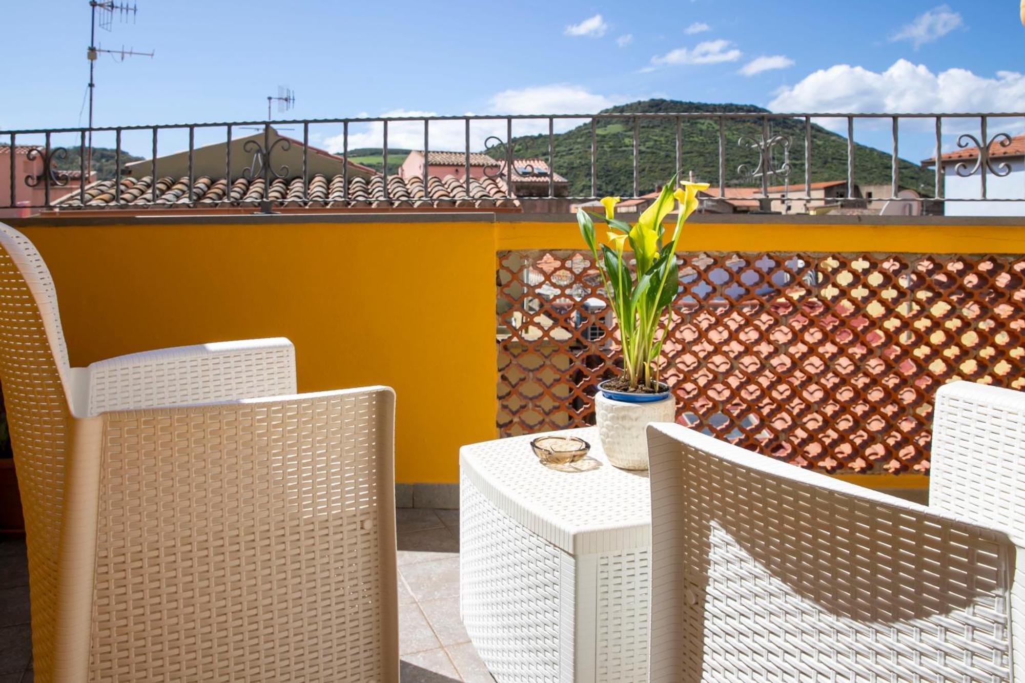 La Torre Del Pozzo Guest House Боза Екстериор снимка
