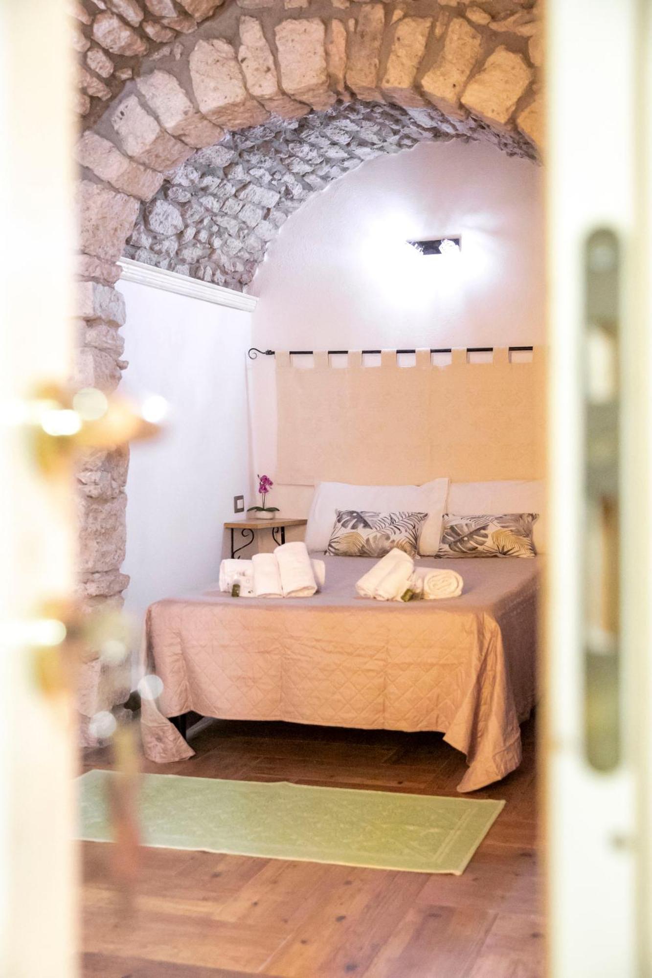 La Torre Del Pozzo Guest House Боза Екстериор снимка
