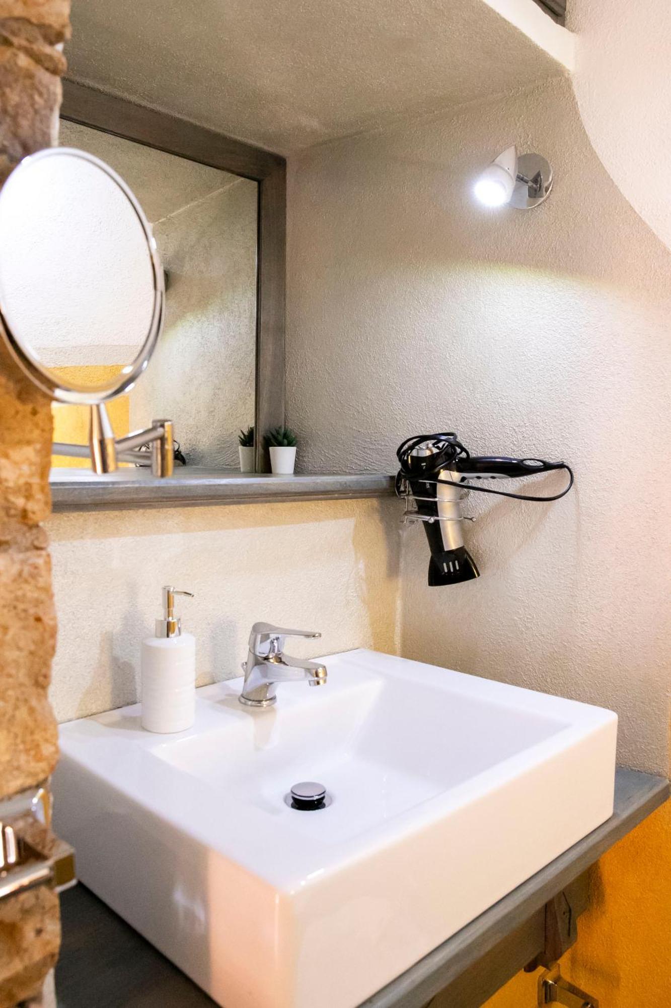 La Torre Del Pozzo Guest House Боза Екстериор снимка