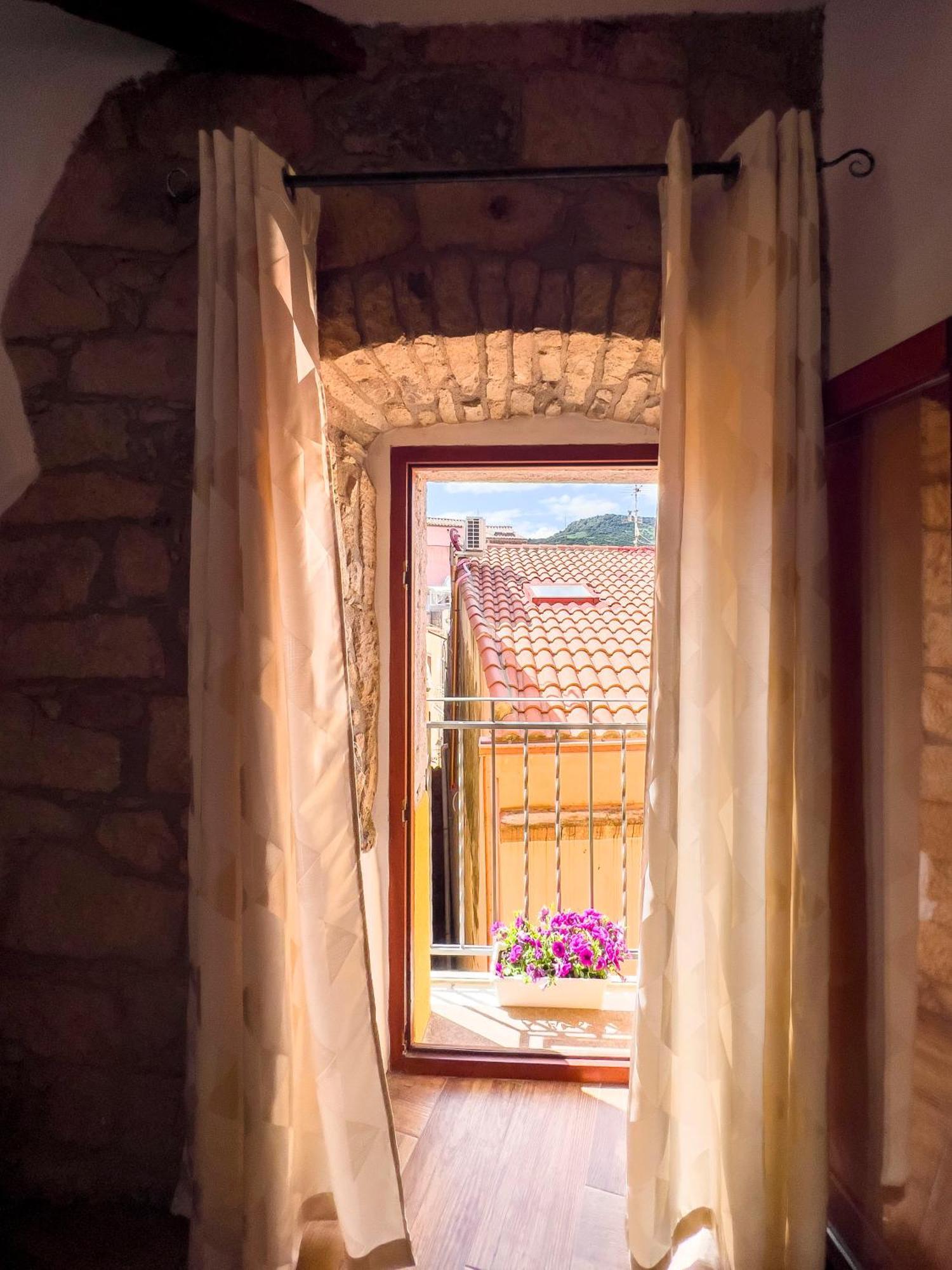 La Torre Del Pozzo Guest House Боза Екстериор снимка