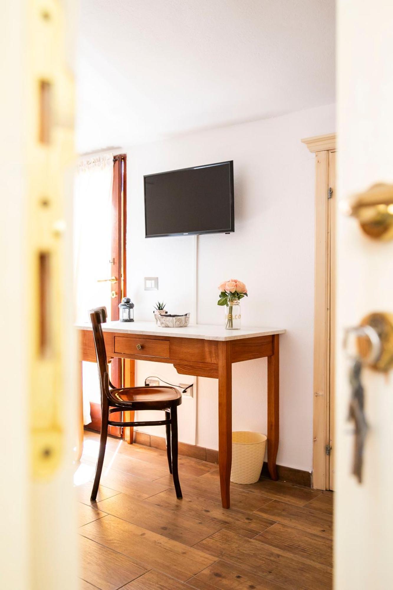 La Torre Del Pozzo Guest House Боза Екстериор снимка