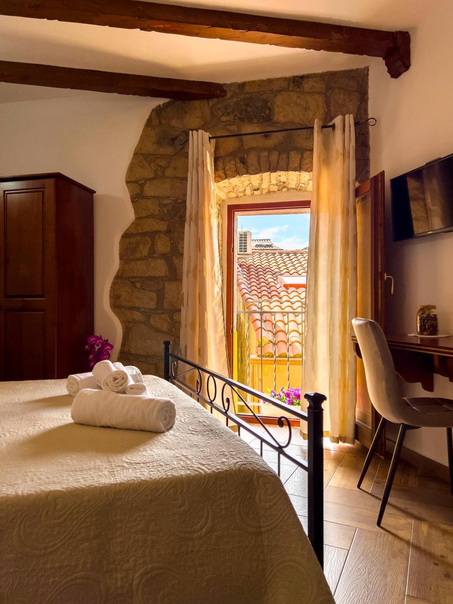 La Torre Del Pozzo Guest House Боза Екстериор снимка