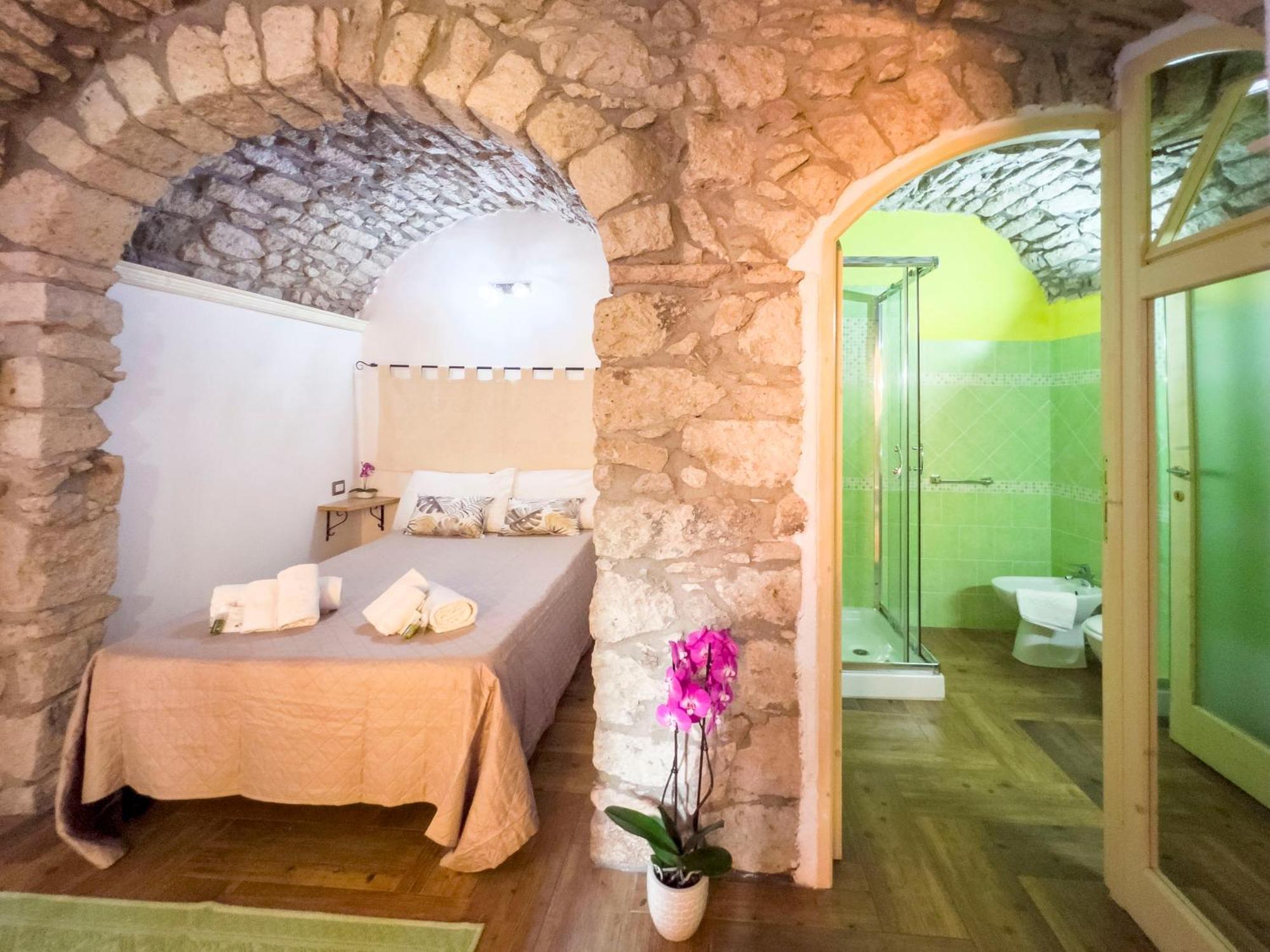 La Torre Del Pozzo Guest House Боза Екстериор снимка